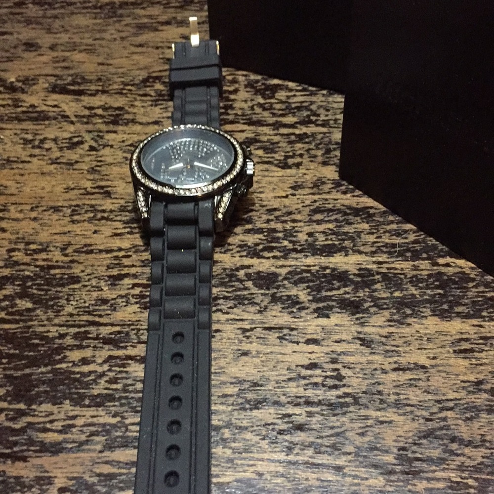 Michael Kors Watch - Picture 3 of 8